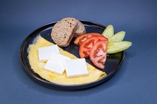 Omlet sa kozijim sirom