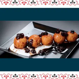Papanasi cu smantana si dulceata din fructe de padure