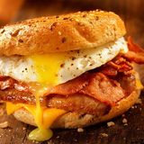 Bocadillo de beicon con queso y huevos fritos