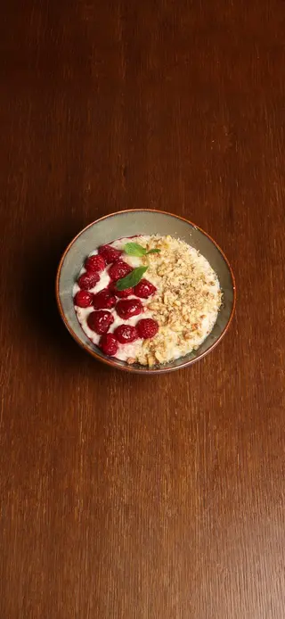 შვრიის ფაფა რძით, კენკრით, თხილით და თაფლით/Oatmeal with milk, berries, nuts and honey