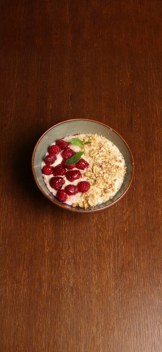 შვრიის ფაფა რძით, კენკრით, თხილით და თაფლით/Oatmeal with milk, berries, nuts and honey