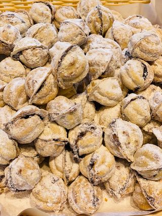 Nuci cu crema ciocolata