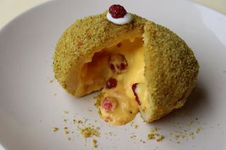 Knedly sa mangom i jagodom