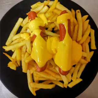 Patatas fritas con salchichas y salsa cheddar