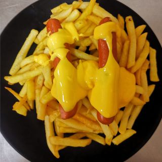 Patatas Fritas Más Salchichas Y Cheddar