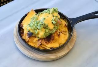 Nachos Con Queso Y Guacamole