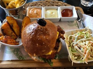 Chicken Burger - Servi avec Salade Coleslaw + Frites 