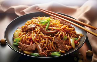 V32 - შემწვარი ატრია საქონლის ხორცით / 牛肉炒面