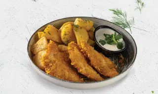 Хрупкави пилешки филенца с картофи соте и млечен сос