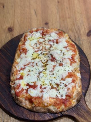 Pizza Regina Margherita (30 Cm. X 20 Cm.)
