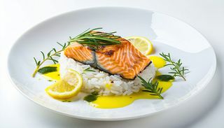 Somon cu orez cremos si sos de lamaie