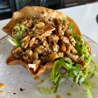 Ensalada De Pollo Con Salteado De Frutos Secos Y Salsa Agridulce