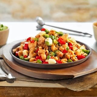 83 Острая курица с овощами 铁板鸡丁