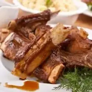 Мариновани ребра с печени зеленчуци и глазиран лук (500г)
