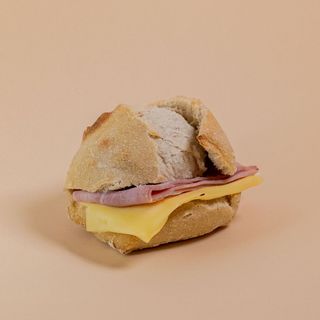 Mini bocadillo jamón y queso