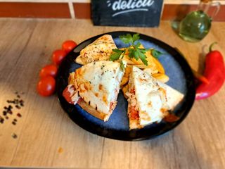 Quesadilia Mixta cu cartofi prajiti si sos de ardei