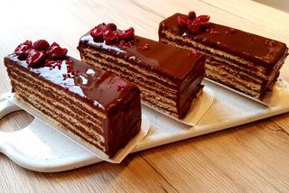 Felie de prajitura dobos cu ciocolata