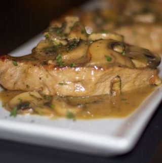 Свинска пържола с гъбен сос (400г)