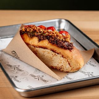 Хот дог з рваною яловичиною