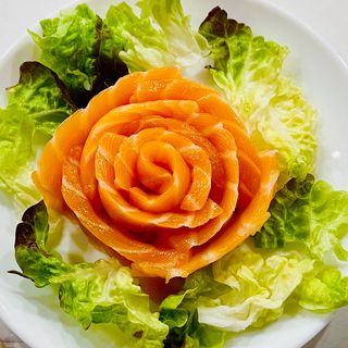 Sashimi de salmón con ikura