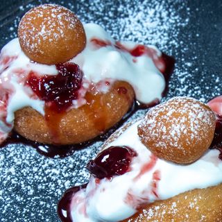 Papanasi cu Dulceata de Visine 150Gr.