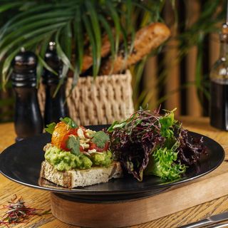 ავოკადოს ტოსტი ჩერი პომიდვრით