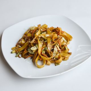 18 Tagliolini saltati  con gamberi o pollo o vitello