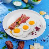 Глазунья с беконом