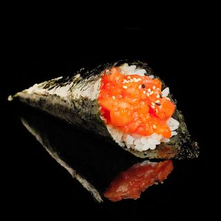 Temaki salmón picante
