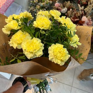 ramo de 12 claveles amarillos