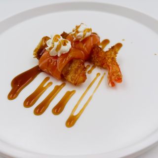 134.Salmón,langostino, queso roll