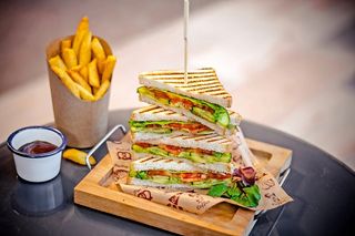 Веган клуб сандвич с авокадо (500г)