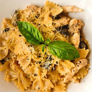 Паста с курицей и грибами