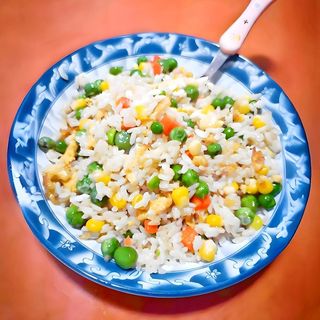 J9. Orez prăjit cu legume 蔬菜炒饭
