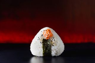 67B. Onigiri con tartare salmone