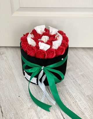 Cutie rotunda trandafiri si Raffaello