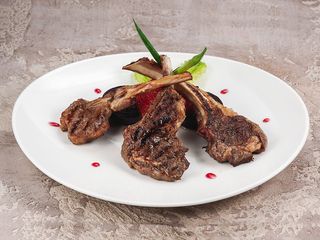 Каре баранины с овощами темпура