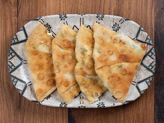 Плацинда з сиром, витриманою бринзою та зеленню (210г)