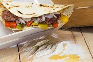 Piadina con salsiccia, peperoni, cipolla, mozzarella