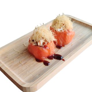 72B. Gunkan de Salmòn Con Queso y Katafi