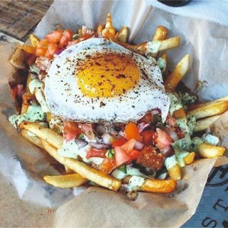 Patate fritte con Picco de Gallo e uovo