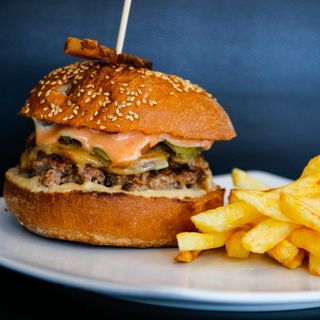 Burger de vită cu slănină prăjită