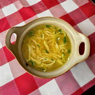 Pikantna zupa z kurczakiem i makaronem