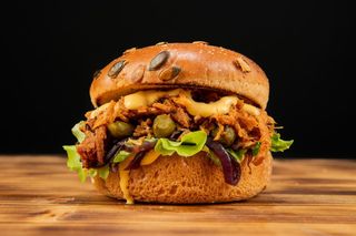 Mamba pulled pork burger + cartofi