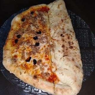 Pizzas and sandwiches thon