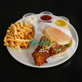 Menu Panado frango com kebab e ovo