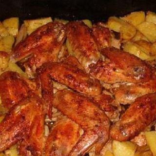 3 szt skrzydełka pieczone,ziemniaki,surówka