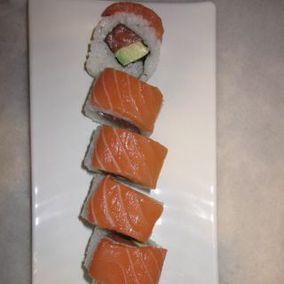 80-Uramaki Salmón Y Aguacate Envuelto En Salmón (8 Pzs.)