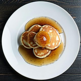 Pancakes con topping sciroppo d'Acero