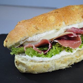 Sendvič sa pršutom u kukuruznoj kifli